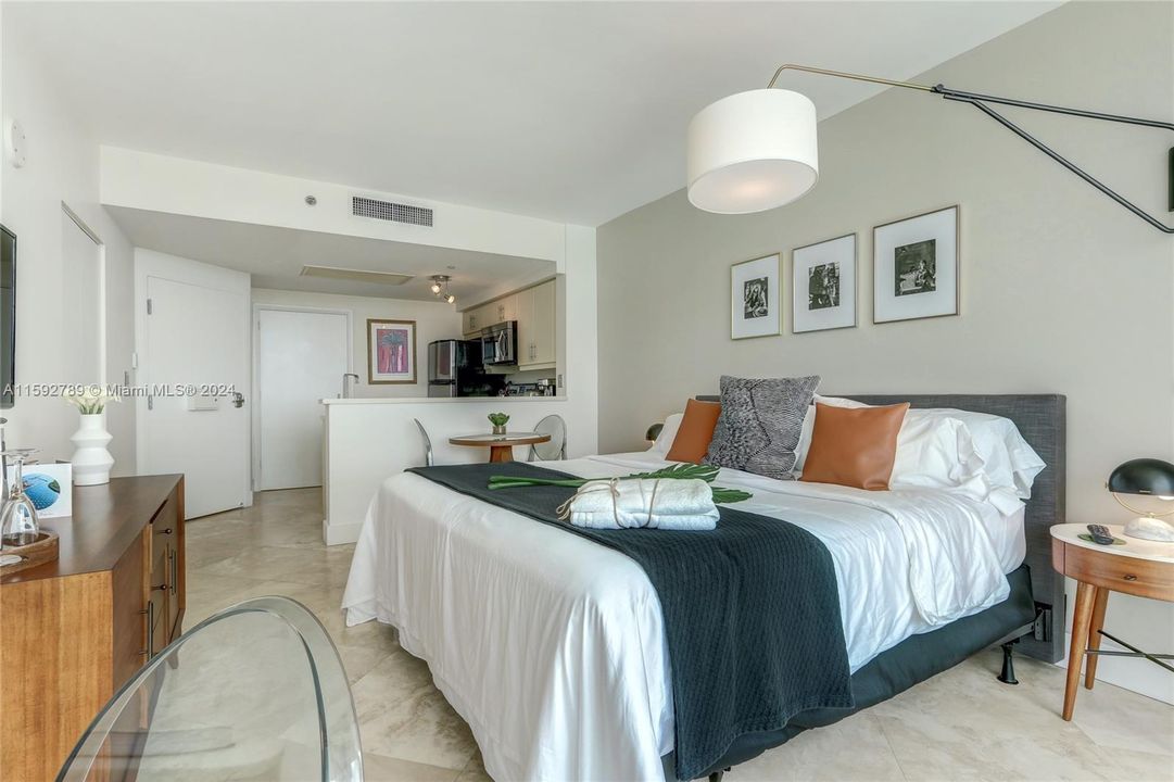 For Sale: $645,000 (1 beds, 2 baths, 686 Square Feet)