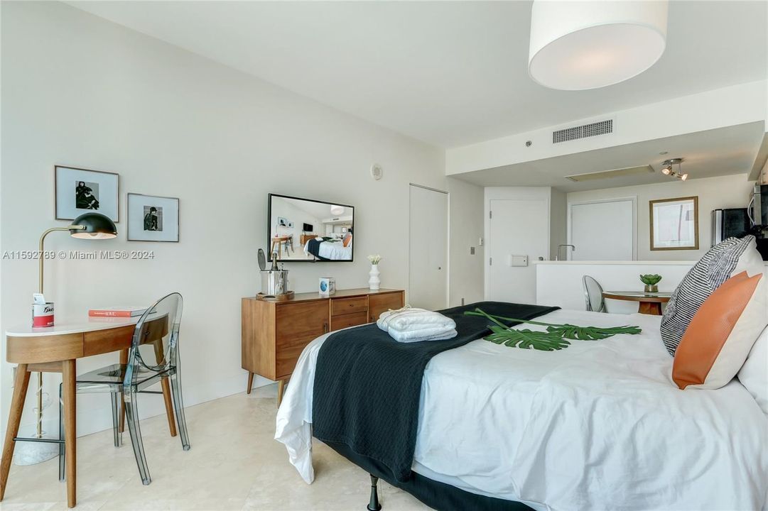 For Sale: $645,000 (1 beds, 2 baths, 686 Square Feet)