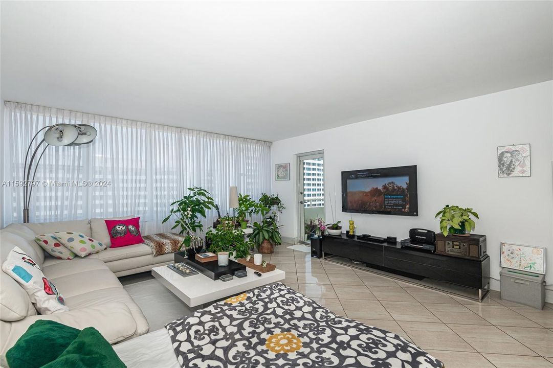 For Sale: $980,000 (2 beds, 2 baths, 1650 Square Feet)