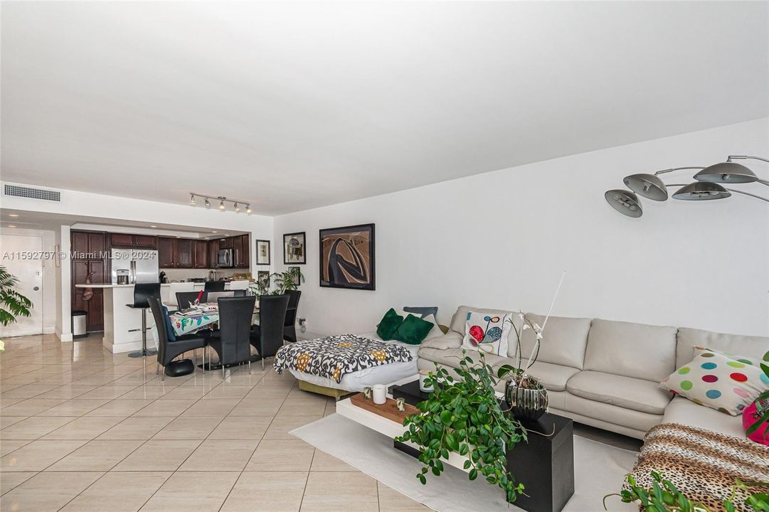 For Sale: $980,000 (2 beds, 2 baths, 1650 Square Feet)