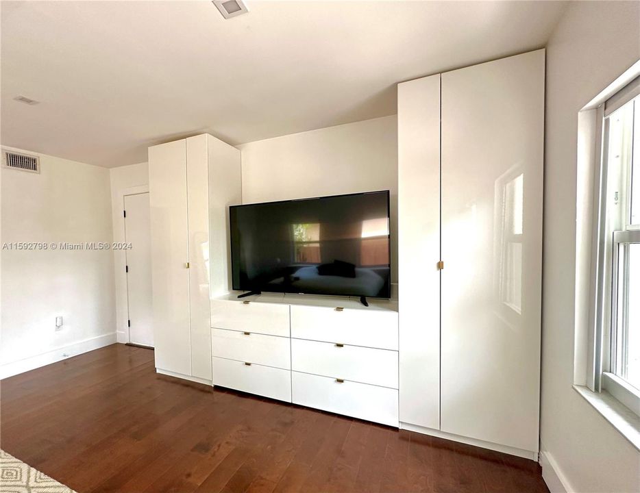 Active With Contract: $4,600 (3 beds, 2 baths, 1333 Square Feet)