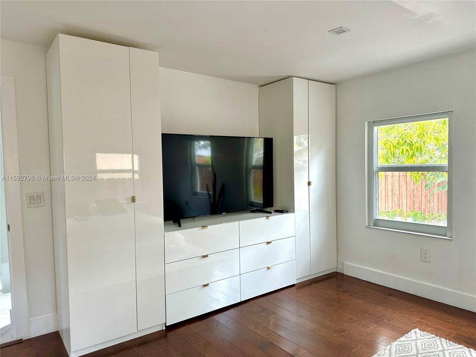 Active With Contract: $4,600 (3 beds, 2 baths, 1333 Square Feet)