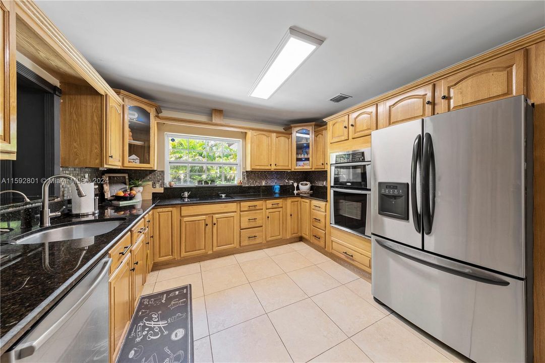 GORGEOUS KITCHEN W/ GRANITE COUNTERS/ CUSTOM WOOD CABINETS & LOTS OF STORAGE