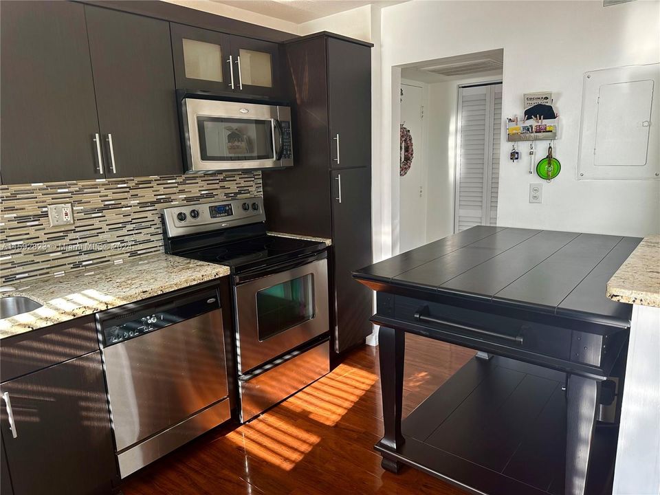 For Sale: $273,500 (2 beds, 2 baths, 1040 Square Feet)