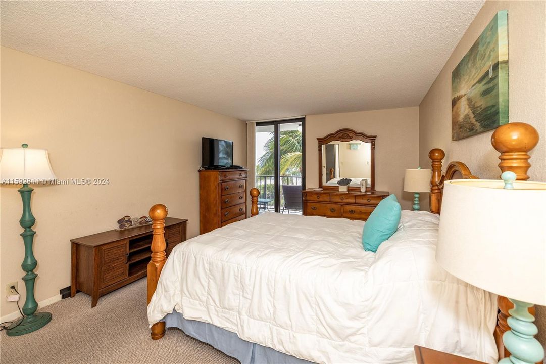 For Sale: $750,000 (1 beds, 1 baths, 1075 Square Feet)