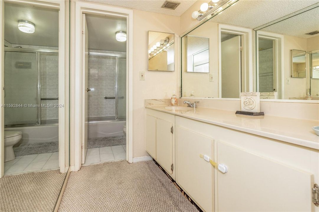For Sale: $750,000 (1 beds, 1 baths, 1075 Square Feet)