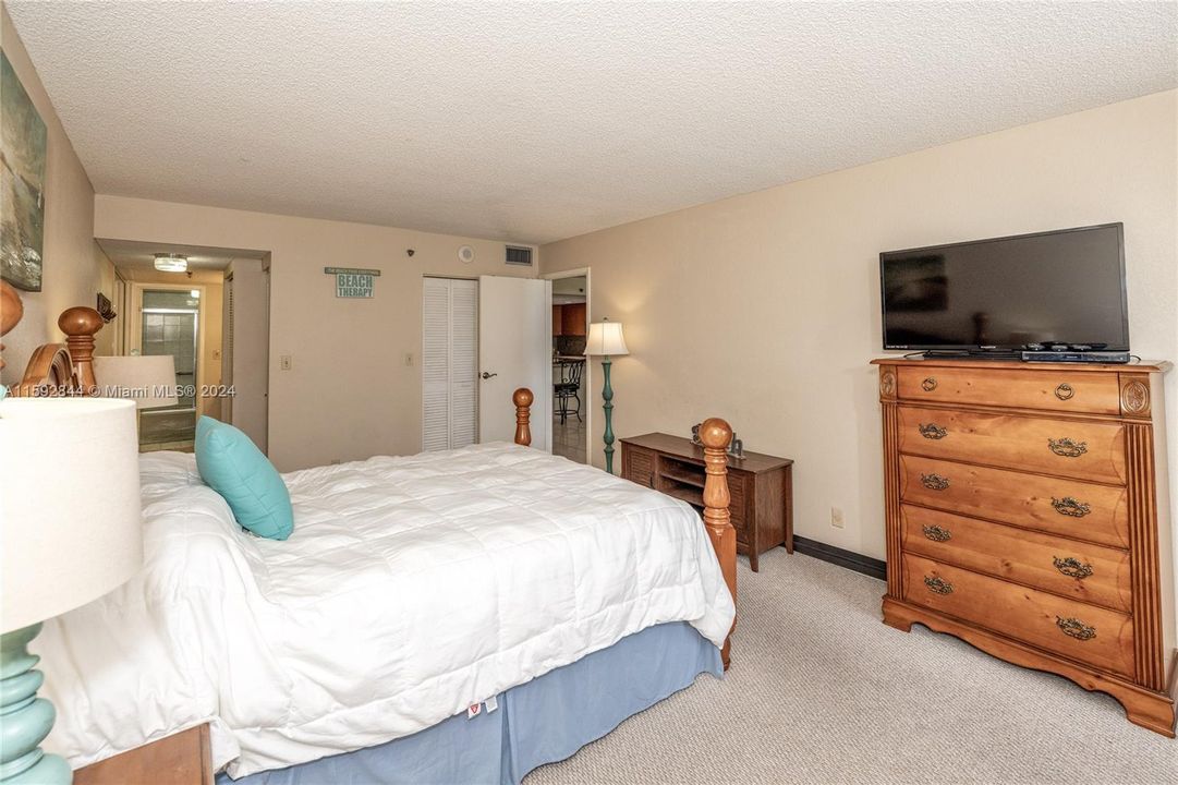 For Sale: $750,000 (1 beds, 1 baths, 1075 Square Feet)