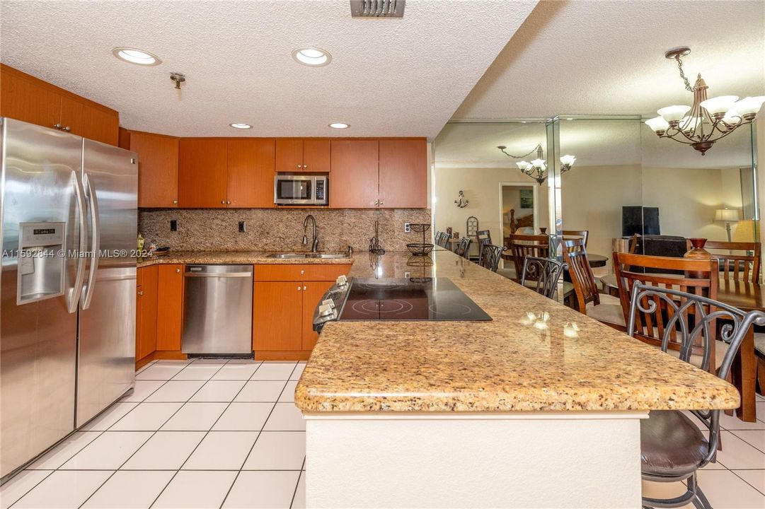 For Sale: $750,000 (1 beds, 1 baths, 1075 Square Feet)