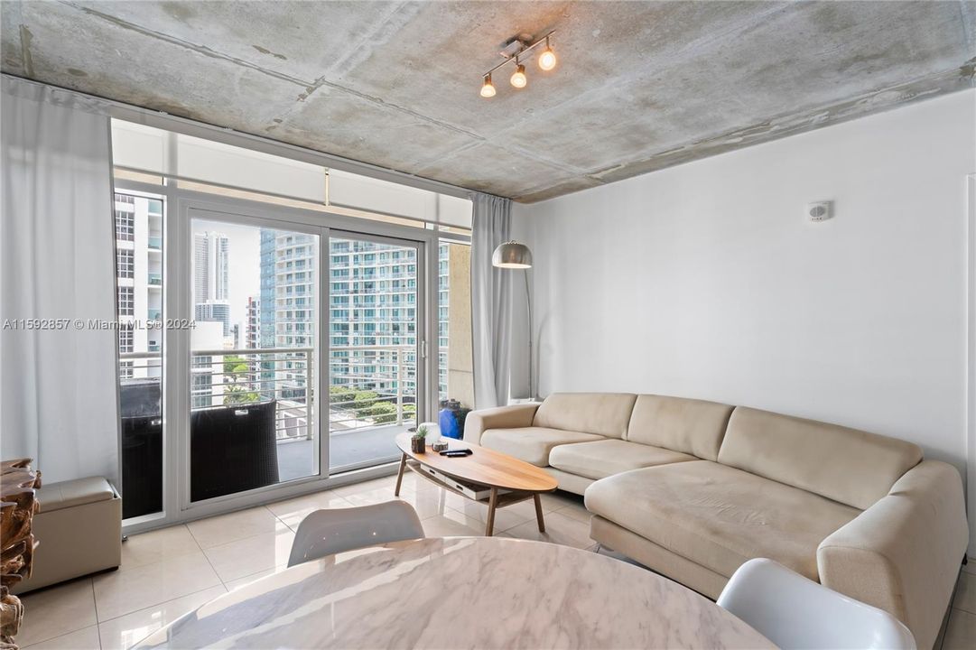 For Sale: $665,000 (2 beds, 2 baths, 1189 Square Feet)