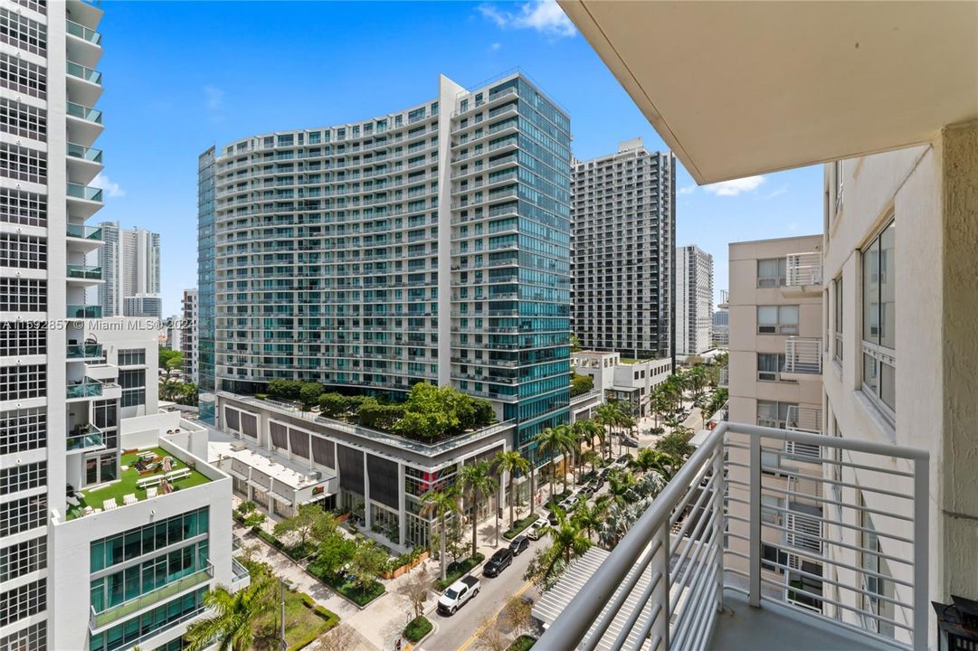 For Sale: $665,000 (2 beds, 2 baths, 1189 Square Feet)