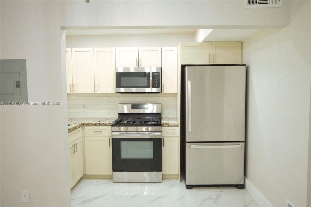 Recently Rented: $2,500 (2 beds, 1 baths, 1038 Square Feet)