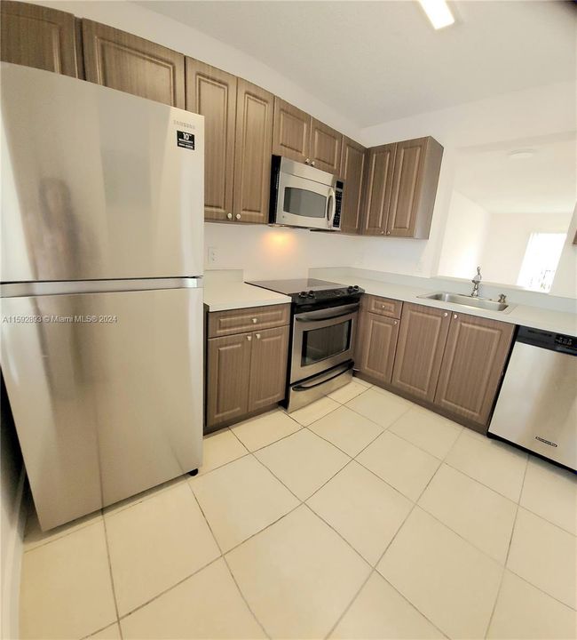 For Rent: $2,200 (2 beds, 2 baths, 832 Square Feet)