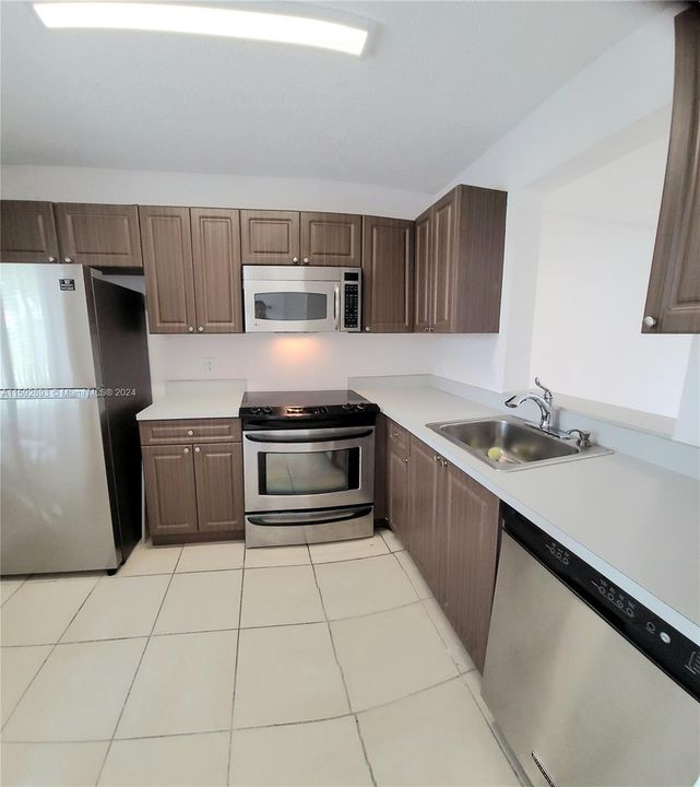 For Rent: $2,200 (2 beds, 2 baths, 832 Square Feet)