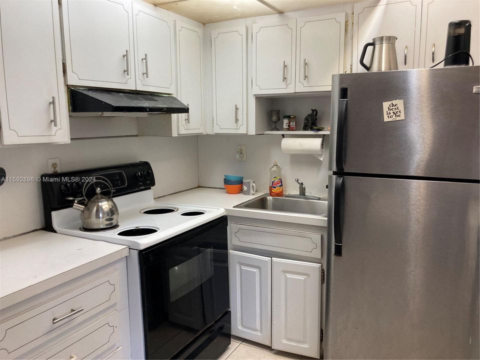 For Sale: $299,000 (1 beds, 1 baths, 585 Square Feet)