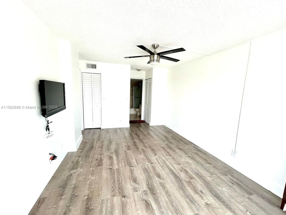 For Sale: $209,500 (1 beds, 1 baths, 780 Square Feet)