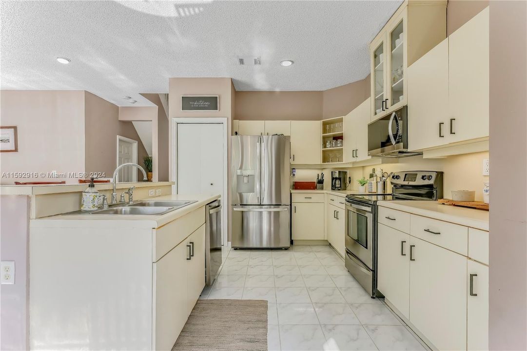 Recently Sold: $799,000 (4 beds, 3 baths, 2504 Square Feet)