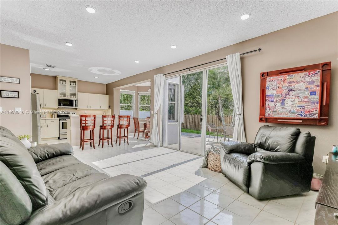 Recently Sold: $799,000 (4 beds, 3 baths, 2504 Square Feet)