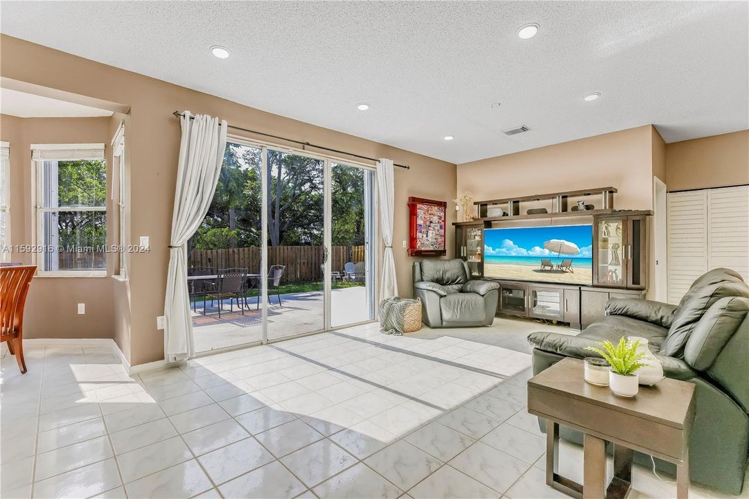 Recently Sold: $799,000 (4 beds, 3 baths, 2504 Square Feet)