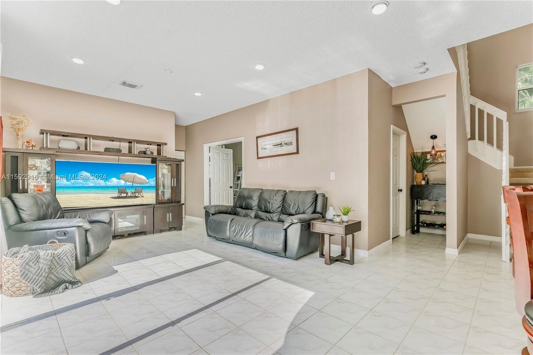 Recently Sold: $799,000 (4 beds, 3 baths, 2504 Square Feet)