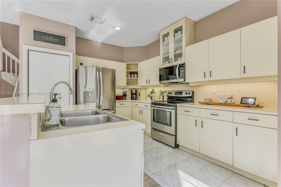 Recently Sold: $799,000 (4 beds, 3 baths, 2504 Square Feet)