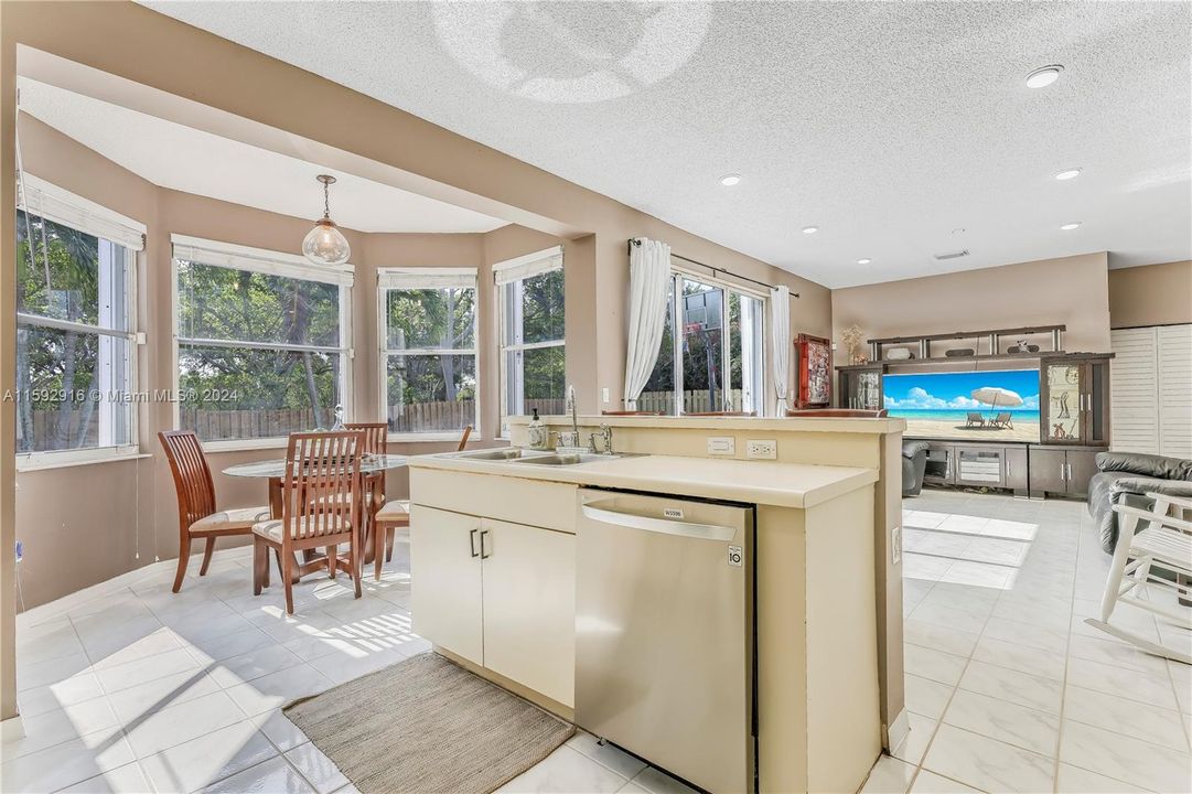 Recently Sold: $799,000 (4 beds, 3 baths, 2504 Square Feet)