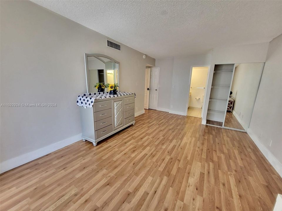 For Rent: $2,625 (2 beds, 2 baths, 1210 Square Feet)