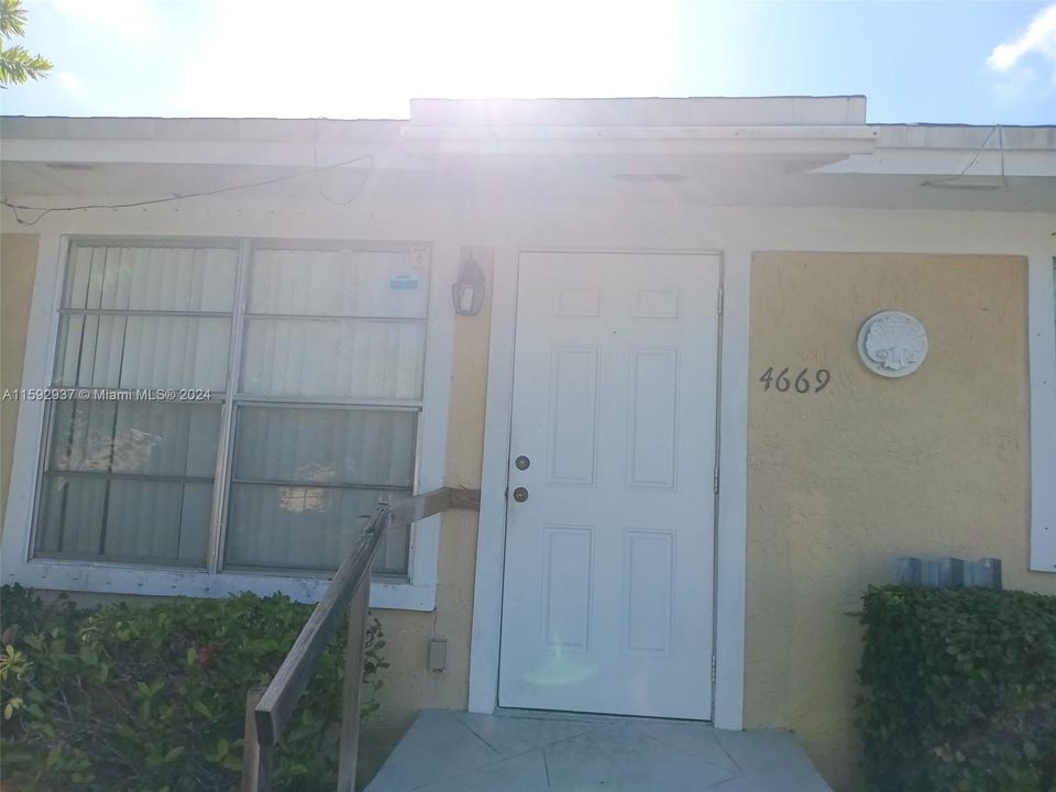 For Sale: $265,000 (2 beds, 2 baths, 875 Square Feet)