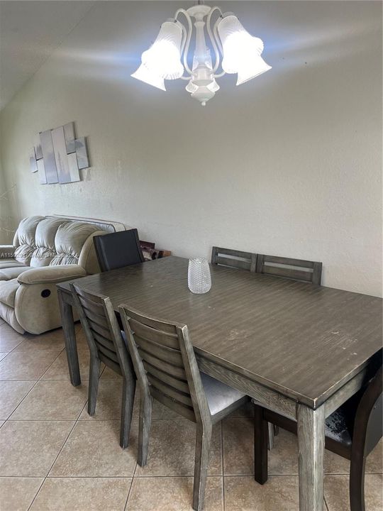 For Sale: $265,000 (2 beds, 2 baths, 875 Square Feet)