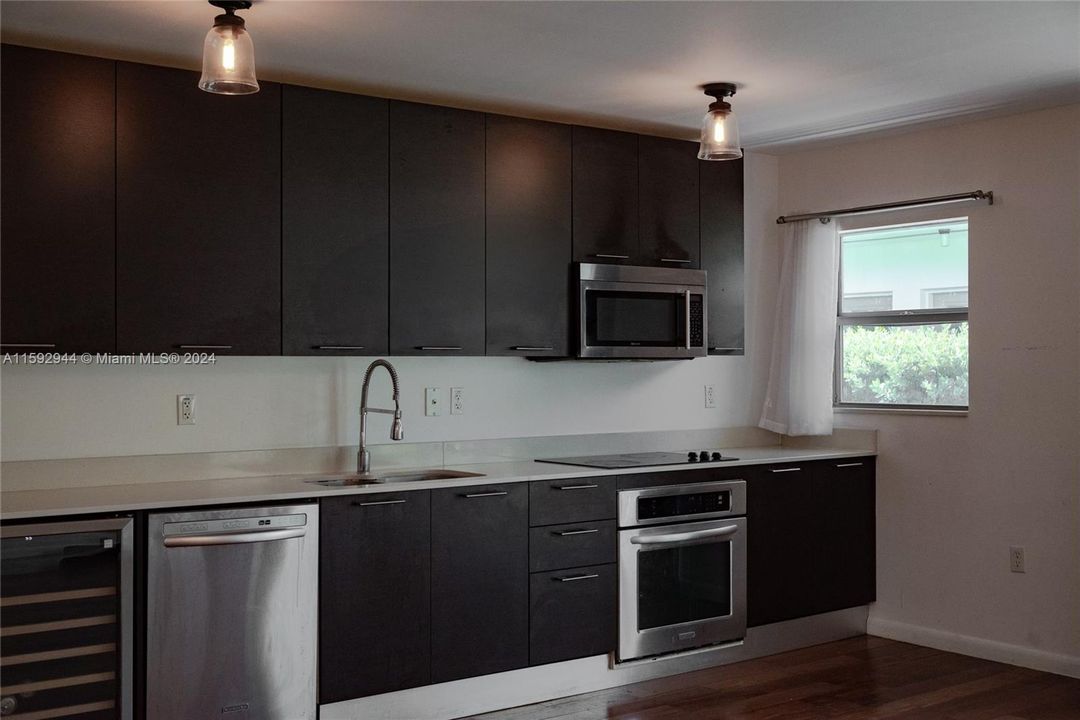 For Rent: $2,350 (1 beds, 1 baths, 588 Square Feet)