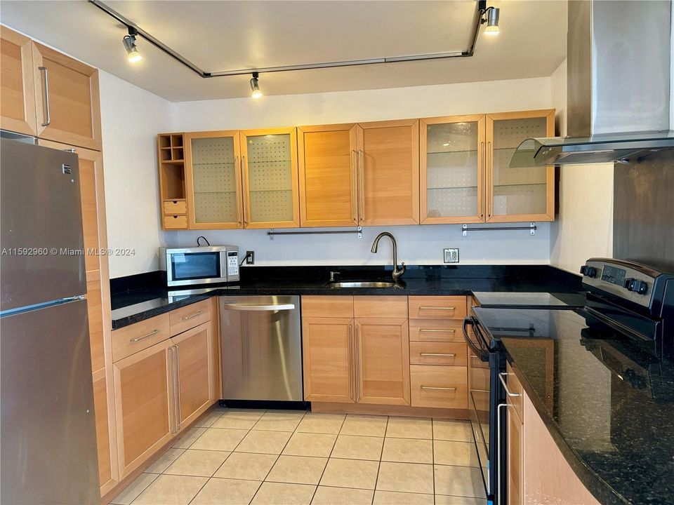 For Sale: $350,000 (2 beds, 2 baths, 1220 Square Feet)