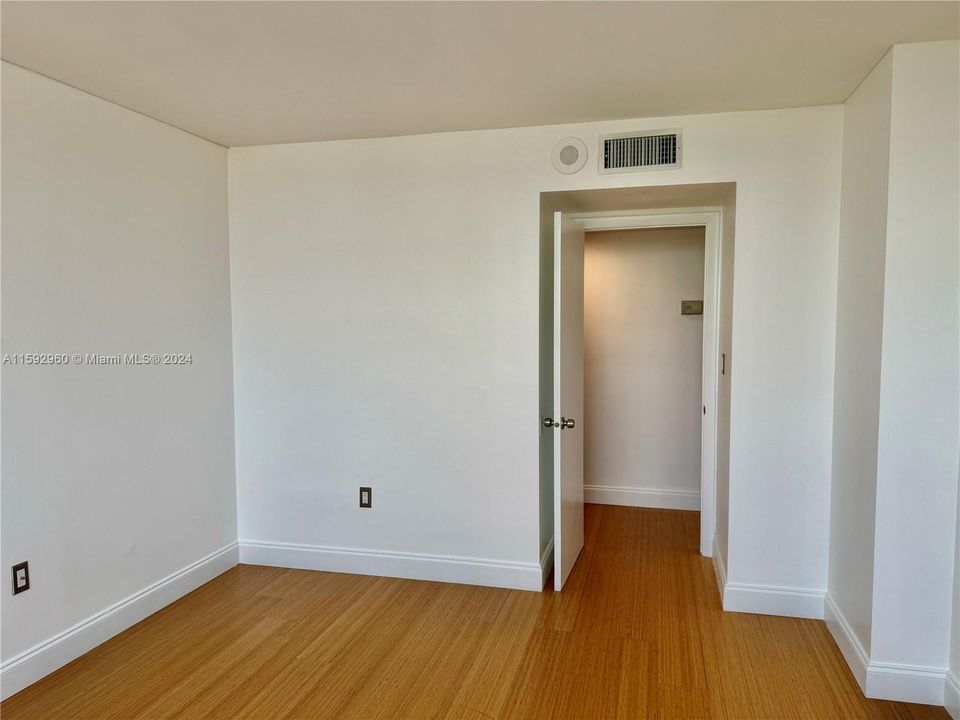 For Sale: $350,000 (2 beds, 2 baths, 1220 Square Feet)