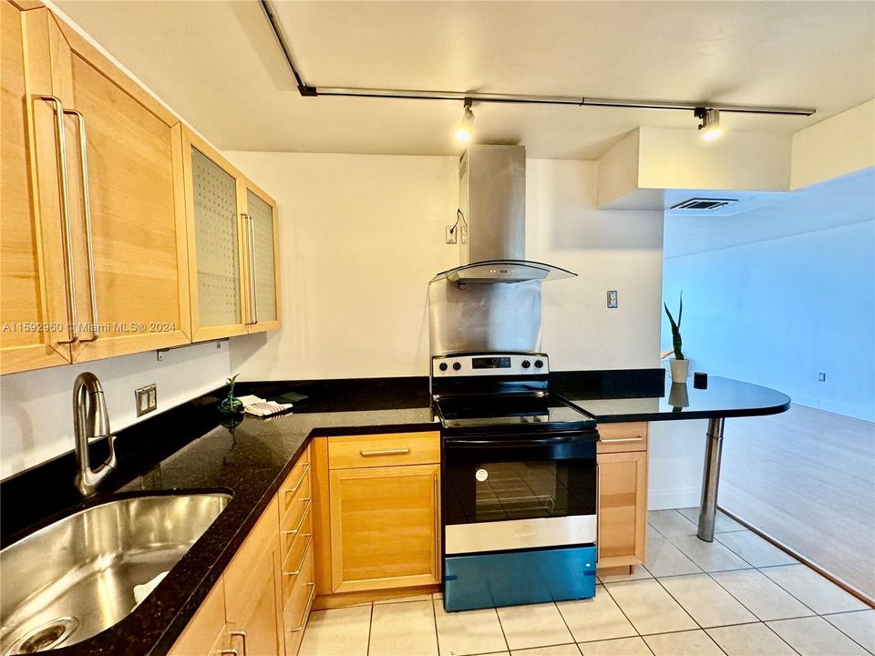 For Sale: $350,000 (2 beds, 2 baths, 1220 Square Feet)