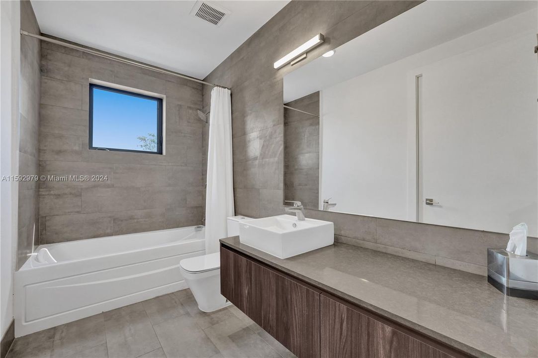 最近租的: $8,750 (3 贝兹, 2 浴室, 2372 平方英尺)