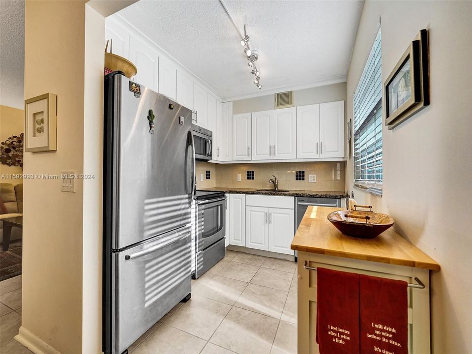 For Sale: $199,999 (2 beds, 1 baths, 954 Square Feet)