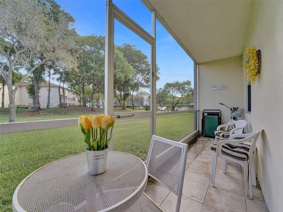 For Sale: $199,999 (2 beds, 1 baths, 954 Square Feet)