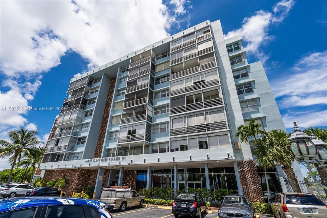 Active With Contract: $2,000 (1 beds, 1 baths, 790 Square Feet)