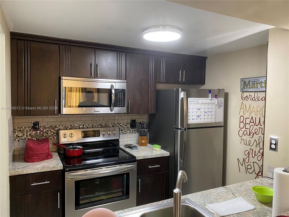 Active With Contract: $267,800 (2 beds, 2 baths, 925 Square Feet)