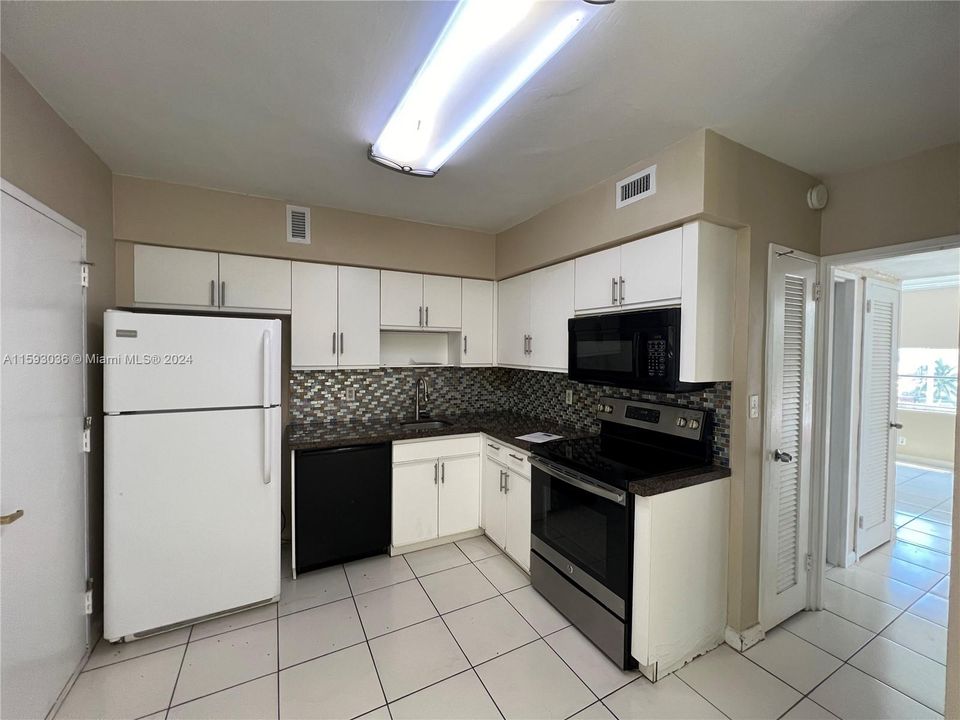 For Rent: $3,200 (2 beds, 2 baths, 1030 Square Feet)