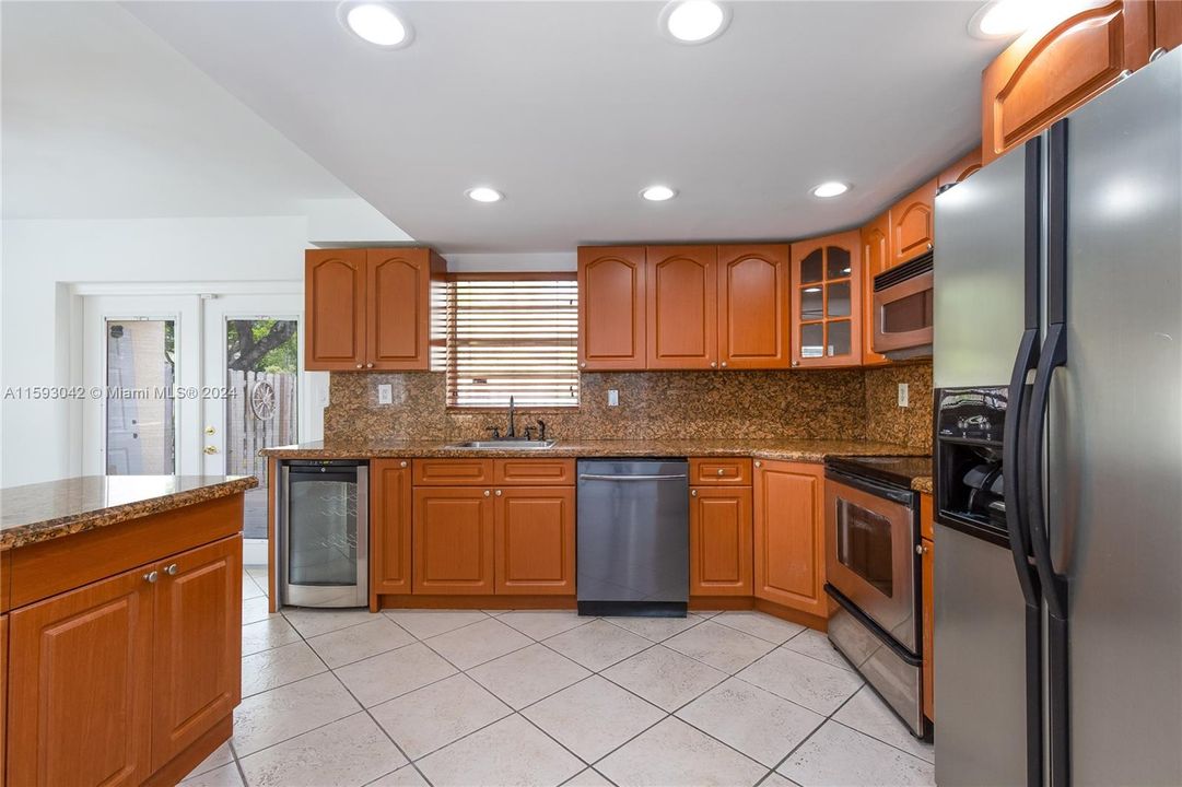 Active With Contract: $3,000 (3 beds, 2 baths, 1582 Square Feet)