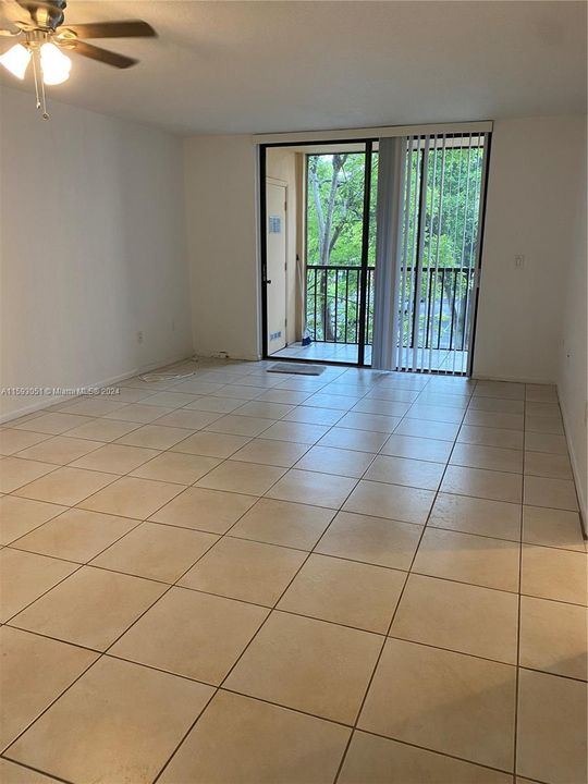 For Rent: $1,900 (1 beds, 1 baths, 705 Square Feet)