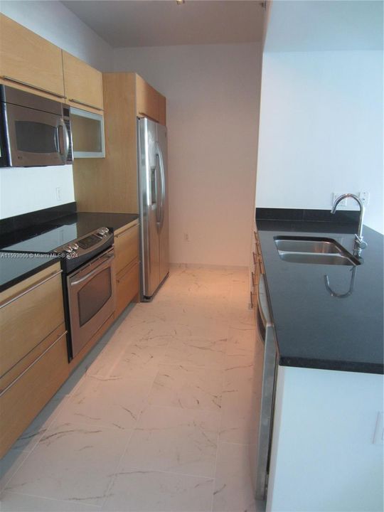 Recently Rented: $3,390 (1 beds, 1 baths, 774 Square Feet)