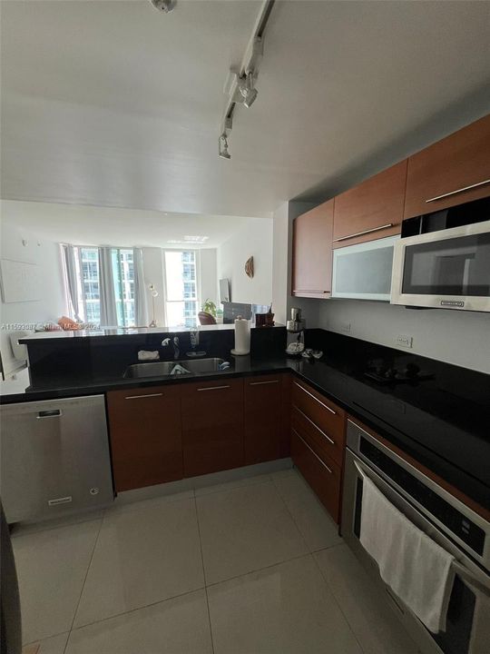 For Rent: $2,800 (1 beds, 1 baths, 806 Square Feet)