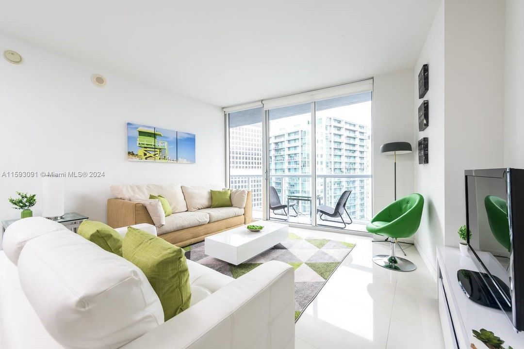 For Sale: $720,000 (1 beds, 1 baths, 842 Square Feet)
