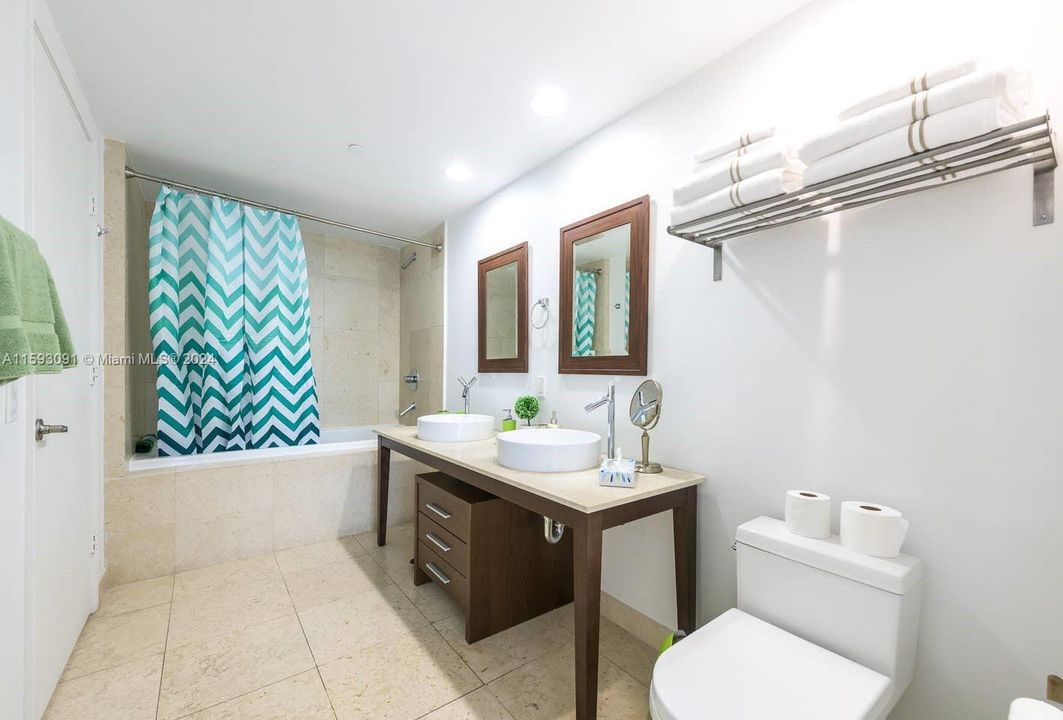 For Sale: $720,000 (1 beds, 1 baths, 842 Square Feet)