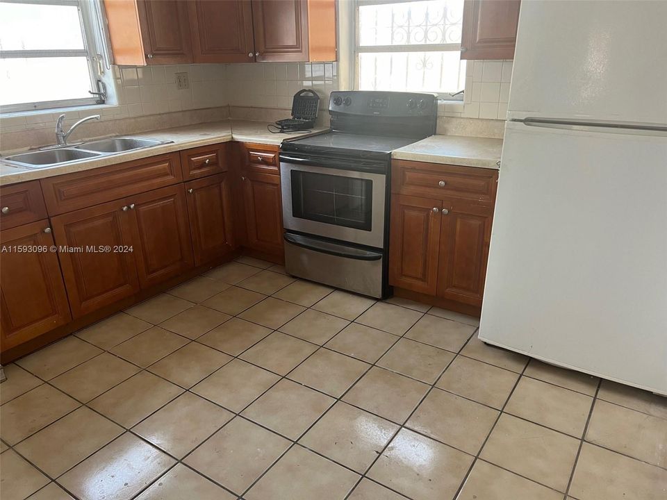 For Rent: $2,950 (3 beds, 2 baths, 1000 Square Feet)