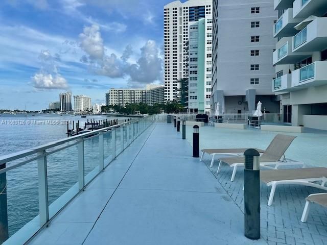 Active With Contract: $375,000 (1 beds, 1 baths, 970 Square Feet)