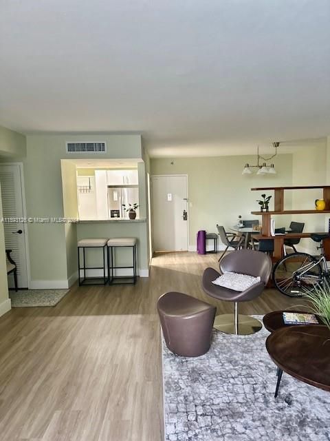 Active With Contract: $375,000 (1 beds, 1 baths, 970 Square Feet)