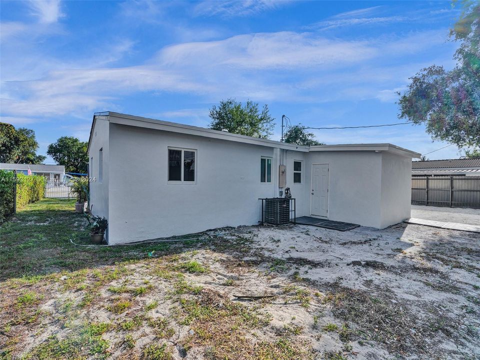 Active With Contract: $539,000 (3 beds, 2 baths, 1014 Square Feet)