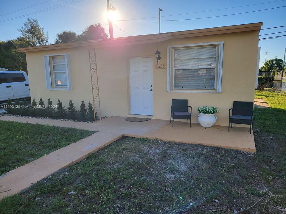 For Sale: $349,000 (2 beds, 1 baths, 660 Square Feet)