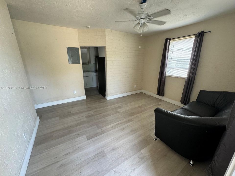 For Sale: $340,000 (2 beds, 1 baths, 660 Square Feet)